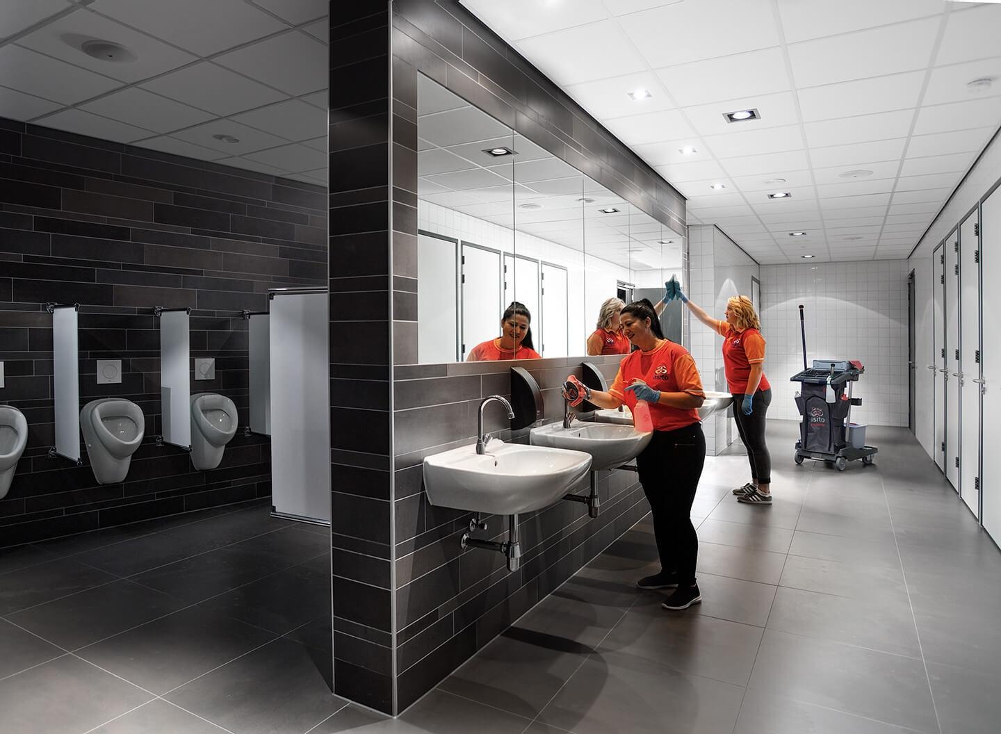 Commercial restroom, kitchen and hallway cleaning in Los Angeles